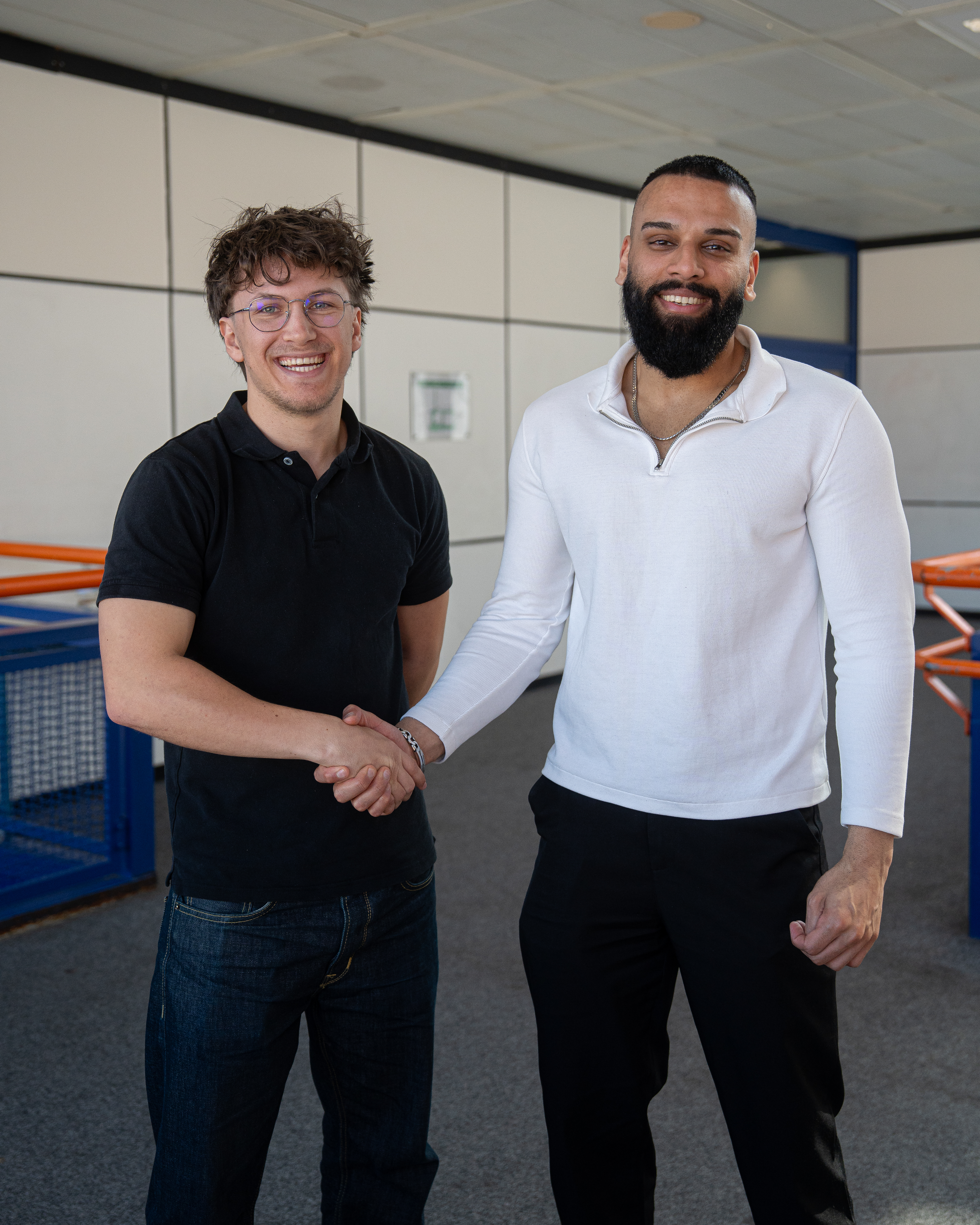 Handschlag zwischen Sajawal Butt und Jakob Zeise beim Arbeitstreffen an der Stadtteilschule Mümmelmannsberg